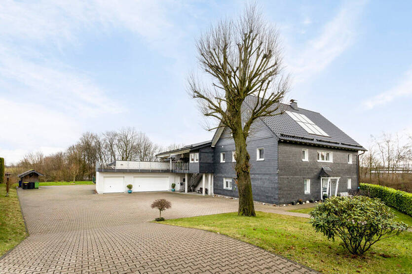 Mehrgenerationenhaus mit zwei Wohneinheiten und einer Gewerbeeinheit