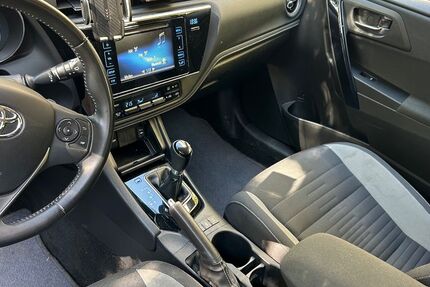 Toyota Auris 82.000 km 11.900 &euro; Köln 50733