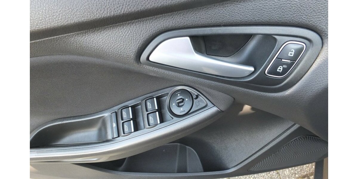 Ford Focus KLIMAUTOMATIK PARKPILOT 4-TÜRIG 118.919 km 6.998 € Köln 50858