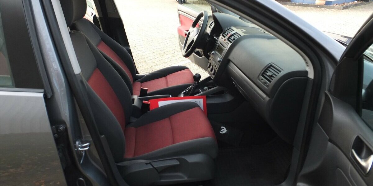 VW Golf TRENDLINE KLIMAAUTOMATIK 5-TÜRIG 132.115 km 4.904 € Köln 50858