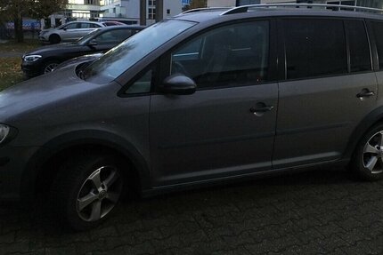 VW Touran CROSS KLIMAAUTOMATIK PARKASISSTENT 164.112 km 7.908 € Köln 50858