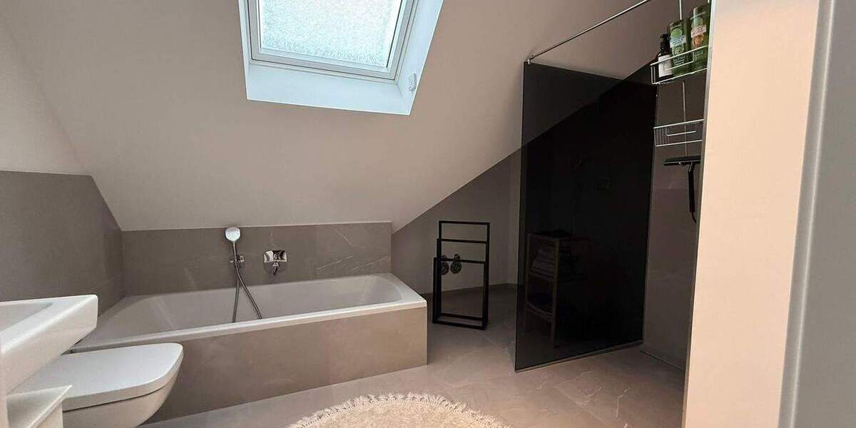 Wunderschöne Maisonette-Whg. in Alt-Junkersdorf mit Loggia - Anfragen per E-Mail - 4 zimmer