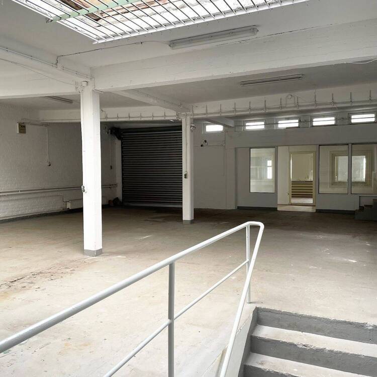 HalleKreativfläche mit Büro und Lagerkeller, Hintergebäude, LieferzufahrtTor, provisionsfrei