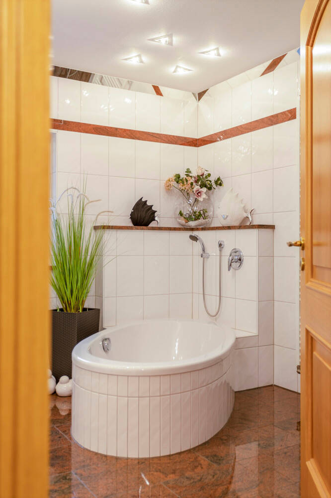 Mehrgenerationenhaus mit zwei Wohneinheiten und einer Gewerbeeinheit