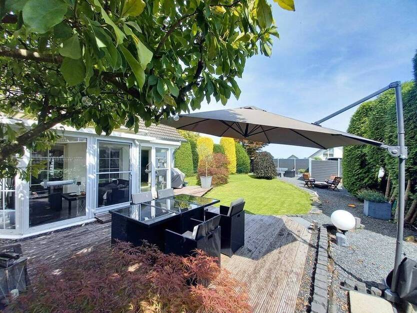 CITYHOUSE: Freistehendes Einfamilienhaus mit Traumgarten, Wintergarten, Kamin, Sauna und Garage
