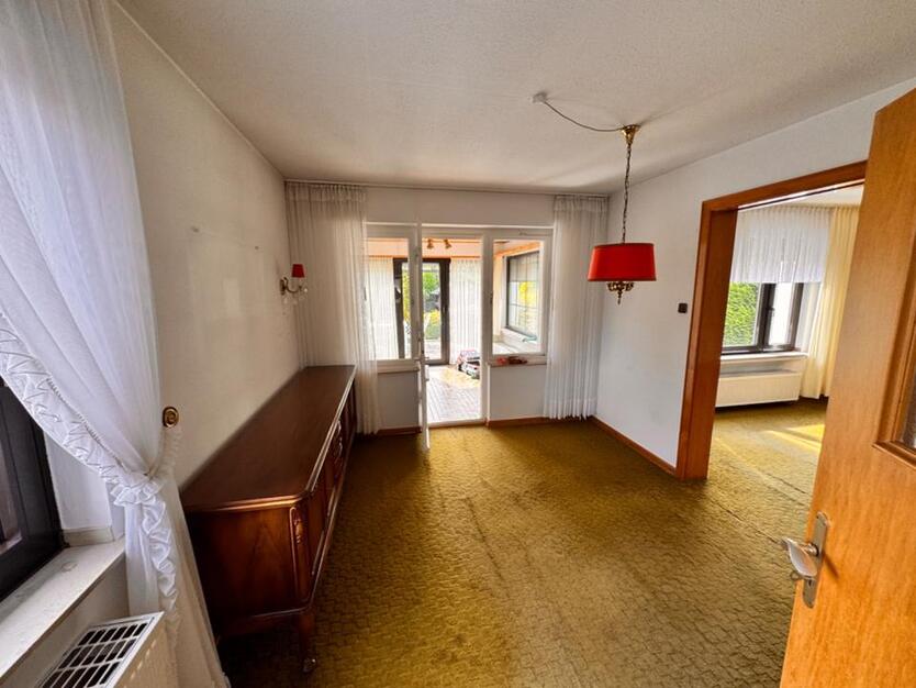 Freistehendes Einfamilienhaus mit 50er Jahre Charme & großem Grun