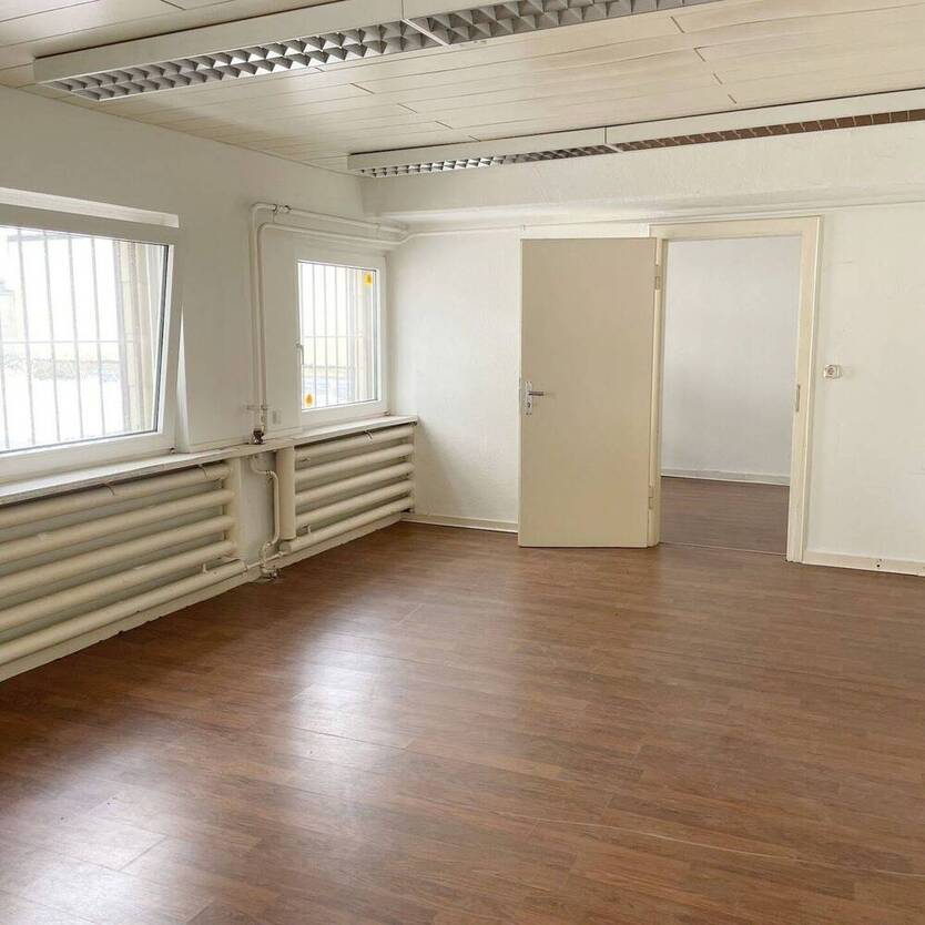 HalleKreativfläche mit Büro und Lagerkeller, Hintergebäude, LieferzufahrtTor, provisionsfrei