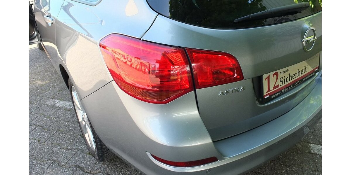 Opel Astra WM26:SPORTS TOURER EDITION PARKPILOT KLIMAAN 133.025 km 5.908 &euro; Köln 50858
