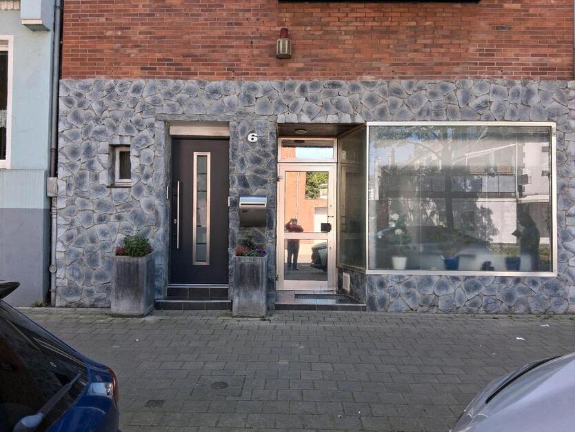 Reihenenhaus mit Laden