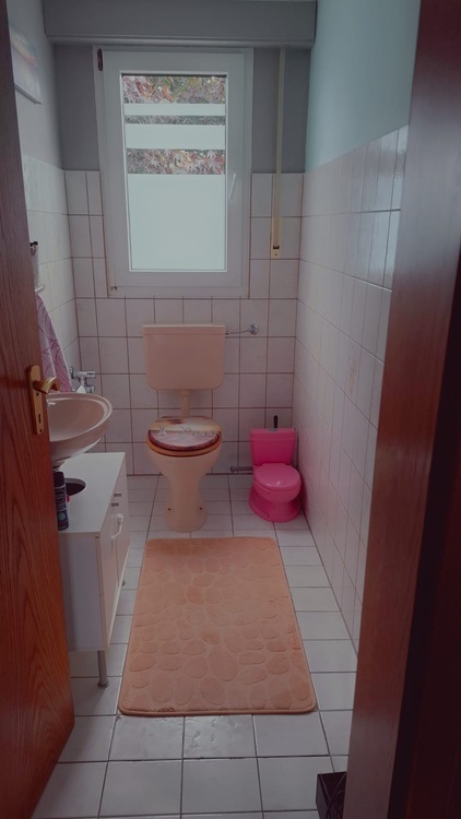 sehr großzügige 4-Zimmerwohnung in Dreifamilienhaus in Zons