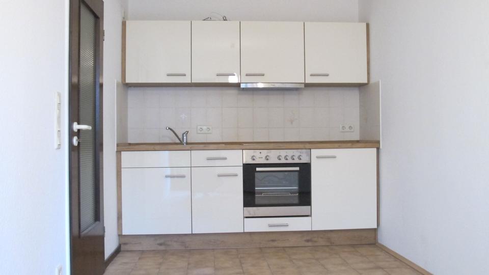 * Frisch renovierte 2 Zi. in Oberkassel mit EBK und TG-Stellplatz 2 zimmer