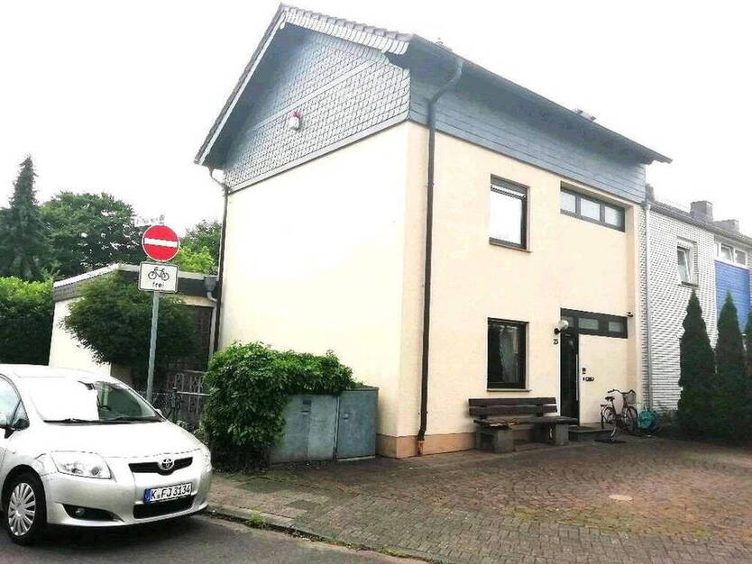 Einfamilien-Reiheneckhaus mit großem Garten und Doppelgarage