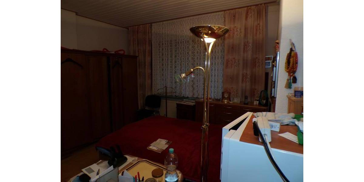 geräumiges Einfamilienhaus mit Anbau, Nebengebäude incl. Garagen, Vorhof und Innenhof 8 zimmer