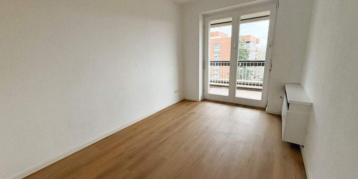 NEUES Bad* NEUER Boden* NEUES Wohngefühl* NEUE Einbauküche* 3 Zimmer + Balkon, Gäste-WC, Aufzug 3 zimmer