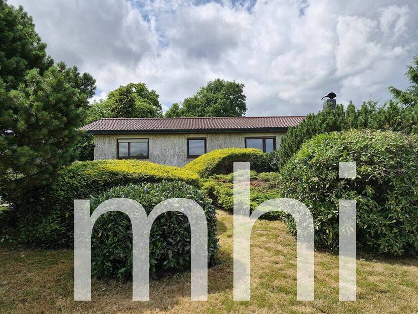 Much Hündekausen: Kleiner Bungalow mit 2 Garagen für die kleine Familie.