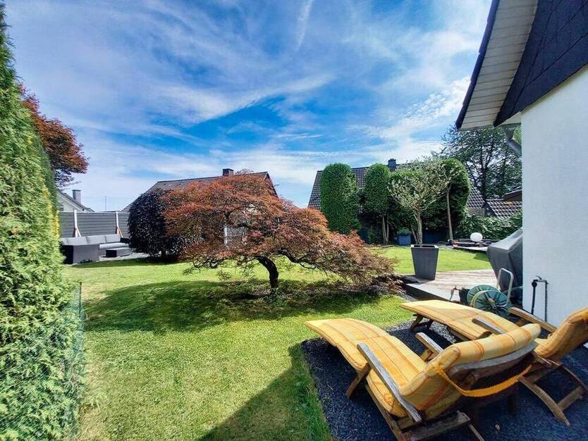 CITYHOUSE: Freistehendes Einfamilienhaus mit Traumgarten, Wintergarten, Kamin, Sauna und Garage