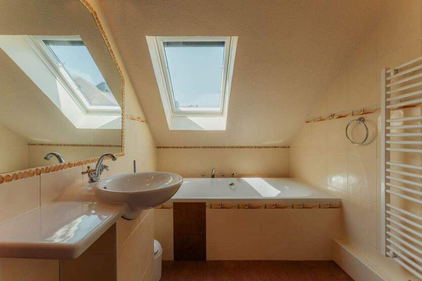 Doppelhaushälfte mit drei separaten Wohneinheiten im Grünen 7 zimmer