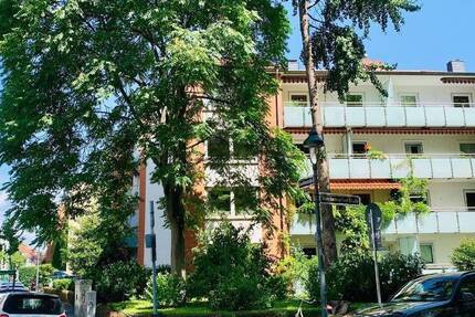 Stilvolle 2-Zimmer-Wohnung mit 2 Balkonen und Doppelstellplatz in Bestlage von Düsseldorf-Oberkassel