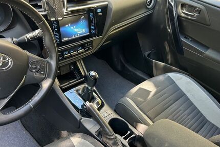 Toyota Auris 82.000 km 11.900 &euro; Köln 50733