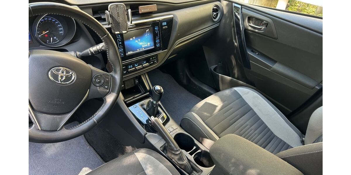 Toyota Auris 82.000 km 11.900 &euro; Köln 50733