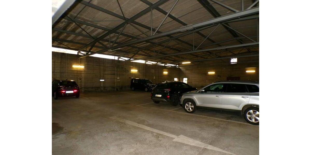 Gewerbehalle (oder Festmietparkplatzhalle) im Herzen von Köln zimmer