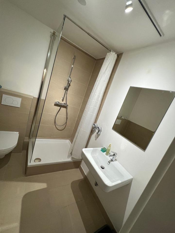 Helles Apartment im Dachgeschoss mit großem Balkon in Raderthal zimmer