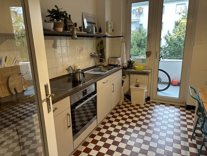 Mitten in der Stadt und trotzdem ruhig wohnen - Balkon und Einbauküche