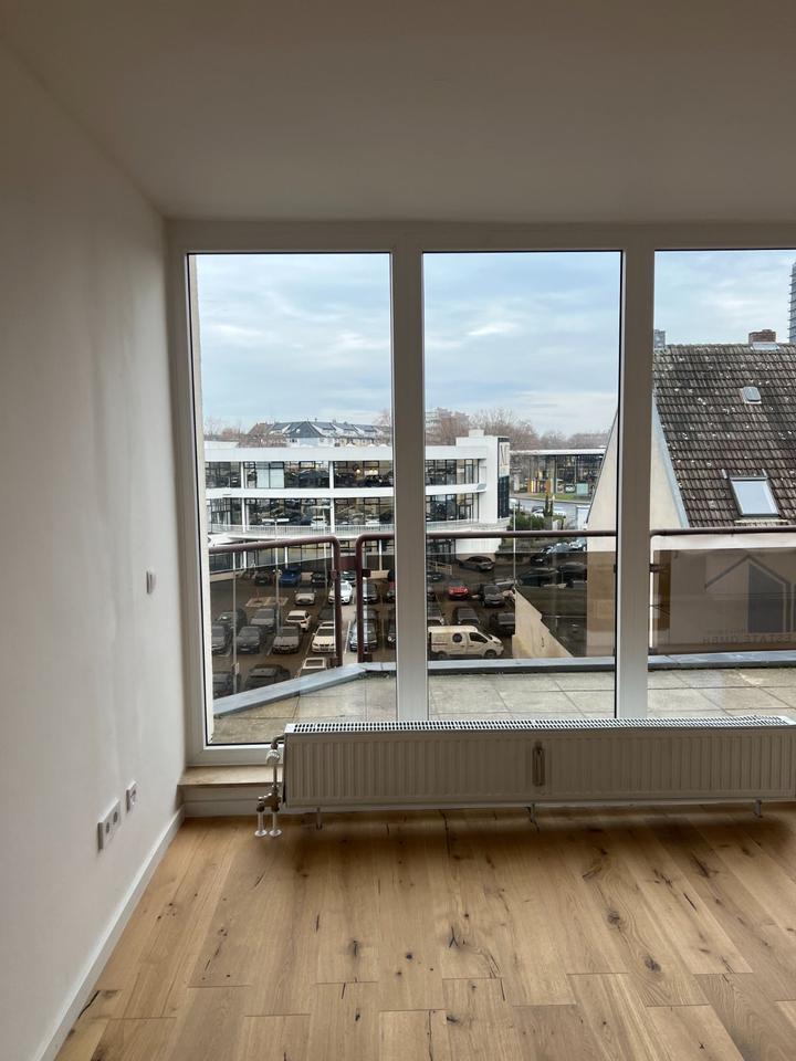 Helles Apartment im Dachgeschoss mit großem Balkon in Raderthal zimmer