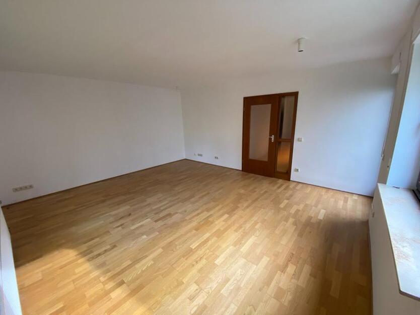 Haus mit großer Dachterrasse, Garten und Garagen in der Altstadt