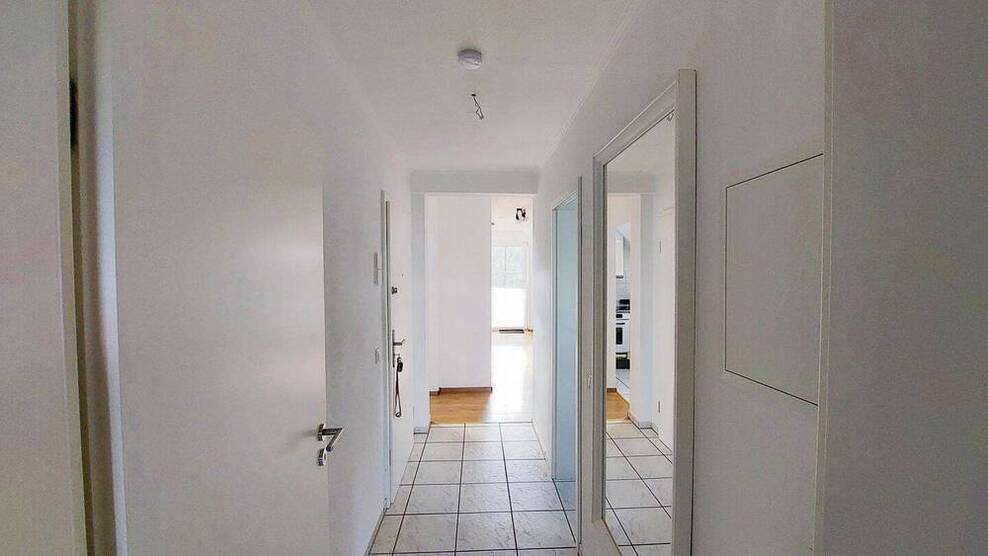 *** Charmante Dachgeschoßwohnung in ruhiger Lage - mit Balkon und Carport ***