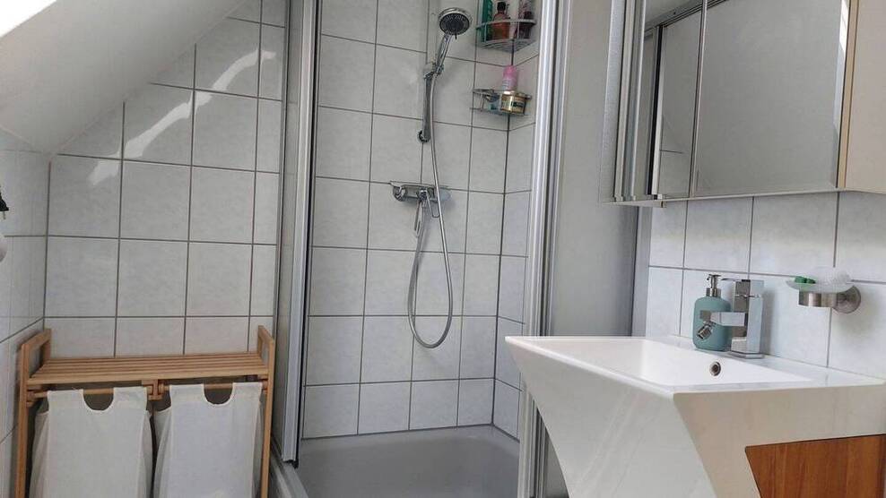 *** Charmante Dachgeschoßwohnung in ruhiger Lage - mit Balkon und Carport ***