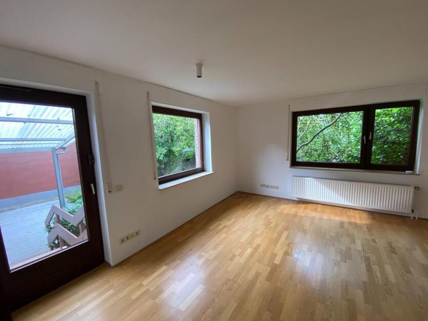 Haus mit großer Dachterrasse, Garten und Garagen in der Altstadt