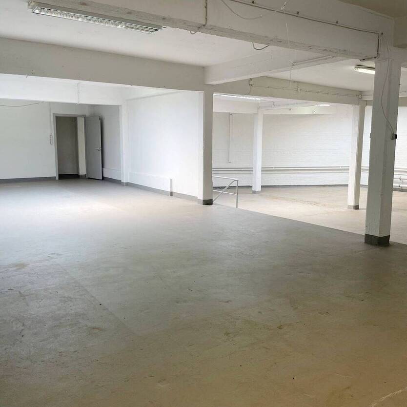 HalleKreativfläche mit Büro und Lagerkeller, Hintergebäude, LieferzufahrtTor, provisionsfrei
