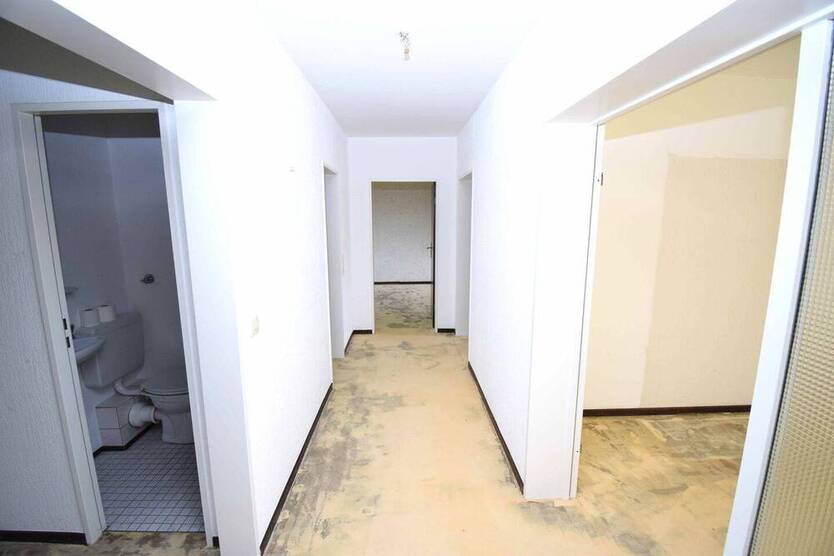 Schöne 4 Zi. Wohnung mit 2 Balkonen, zus. Hobbyraum, Garage u. Gartennutzung