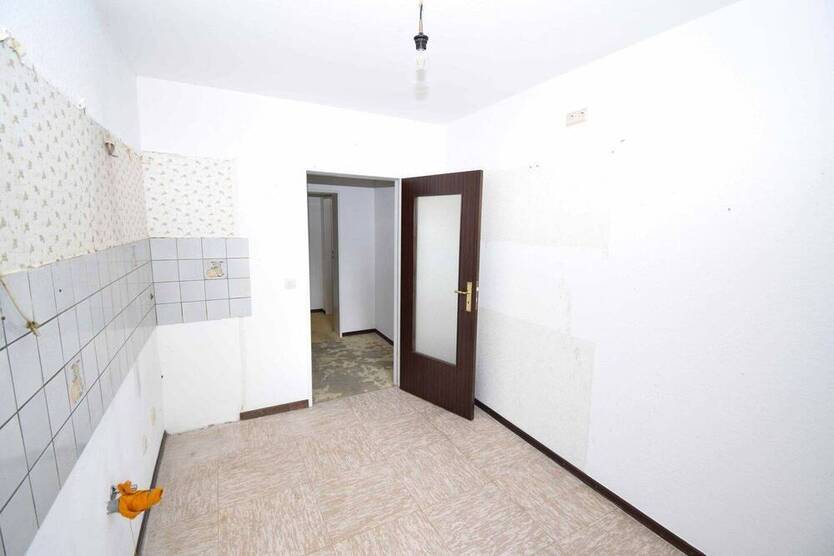 Schöne 4 Zi. Wohnung mit 2 Balkonen, zus. Hobbyraum, Garage u. Gartennutzung