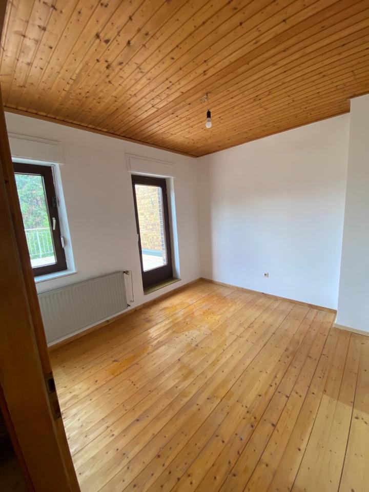 Haus mit großer Dachterrasse, Garten und Garagen in der Altstadt