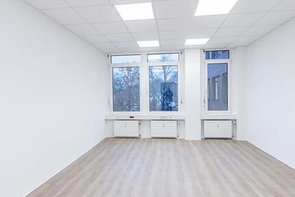 Perfekte Arbeitsbedingungen: Große Bürofläche mit voll ausgestatteter Teeküche zimmer