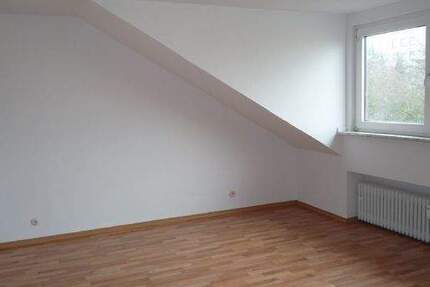 Lev.-Quettingen, helle freundliche renovierte Wohnung im DG, 2 Zimmer, 55 m², Küche, Wannenbad 2 zimmer