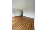 Erstbezug nach Modernisierung! 2 Zimmer + Balkon, neuer Boden, neues Bad, Aufzug