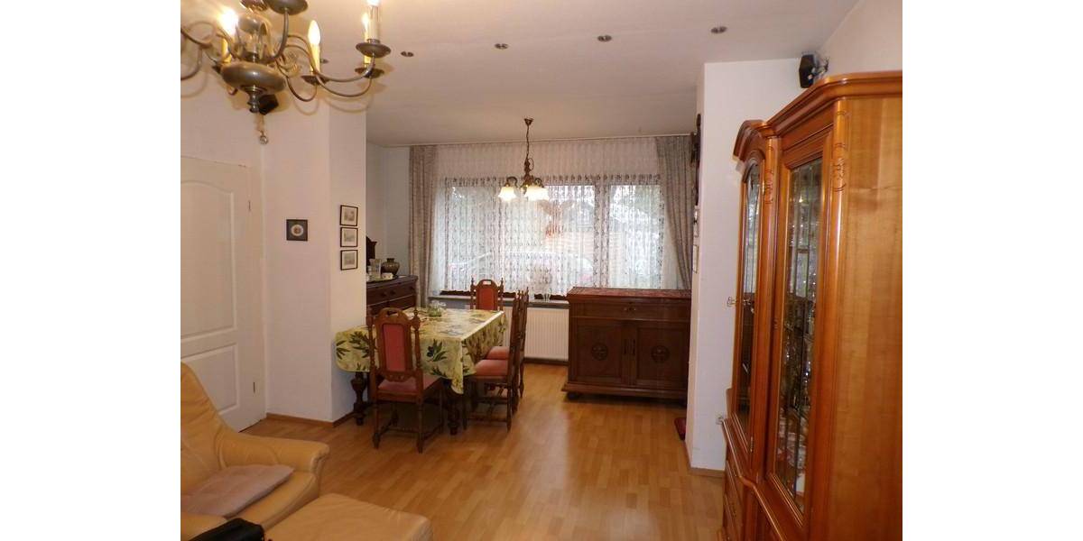 geräumiges Einfamilienhaus mit Anbau, Nebengebäude incl. Garagen, Vorhof und Innenhof 8 zimmer