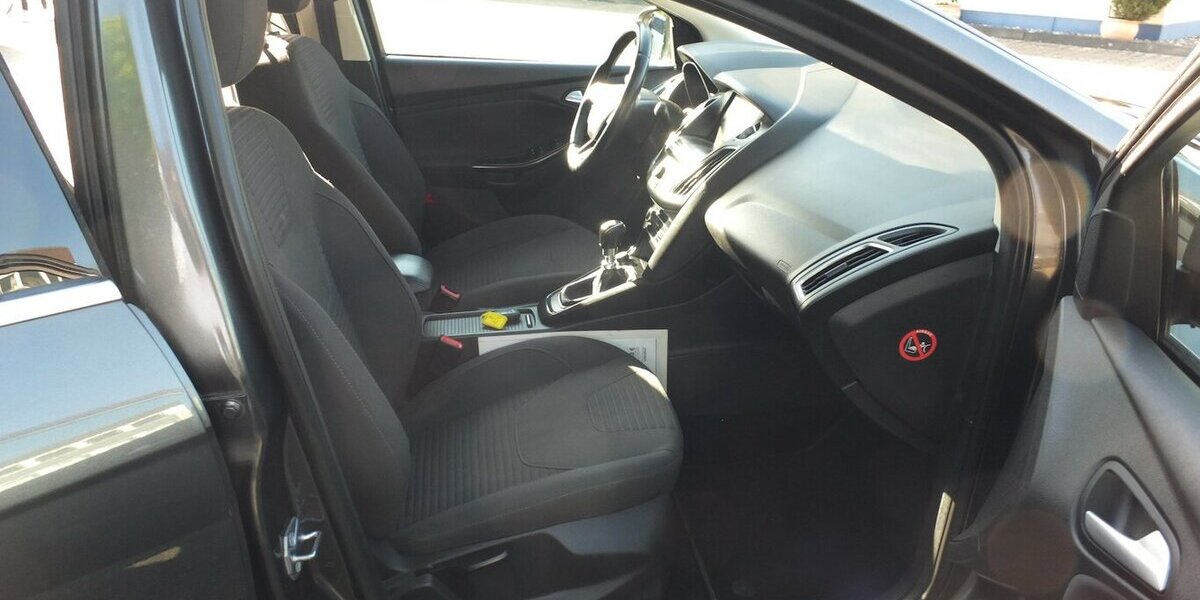 Ford Focus TITANIUM WM26: NAVI KLIMAAUT EINPARKHILFE 134.288 km 6.998 &euro; Köln 50858