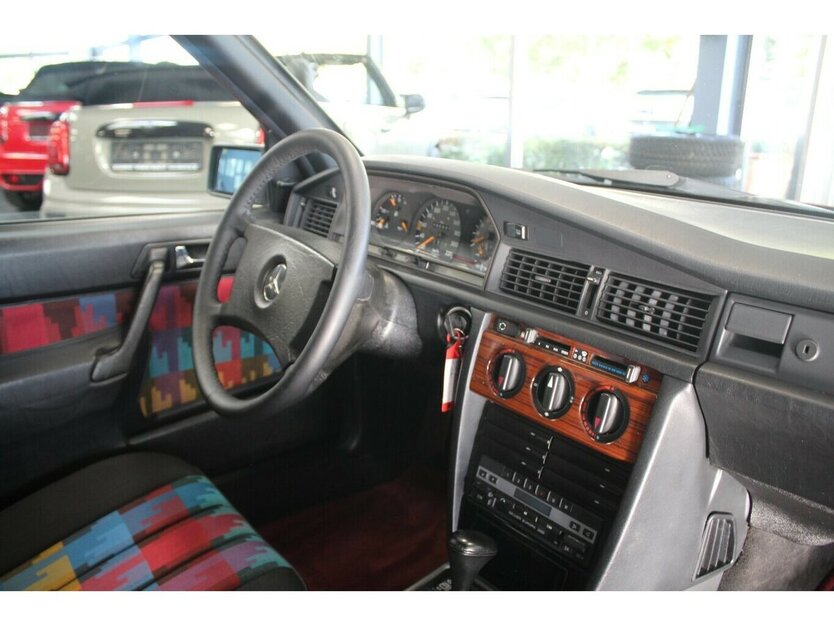 Mercedes-Benz 190 E 1.8 Avantgarde Rosso TOP ZUSTAND 130.065 km 19.980 € Euskirchen 53881