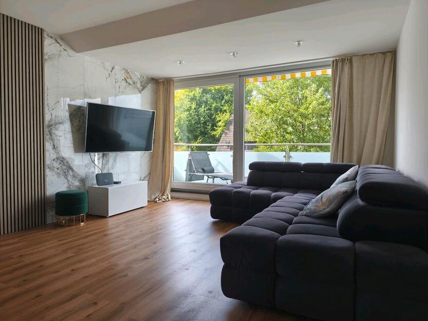 Lichtdurchflutete DG-Wohnung mit Garage, Kamin und Garten