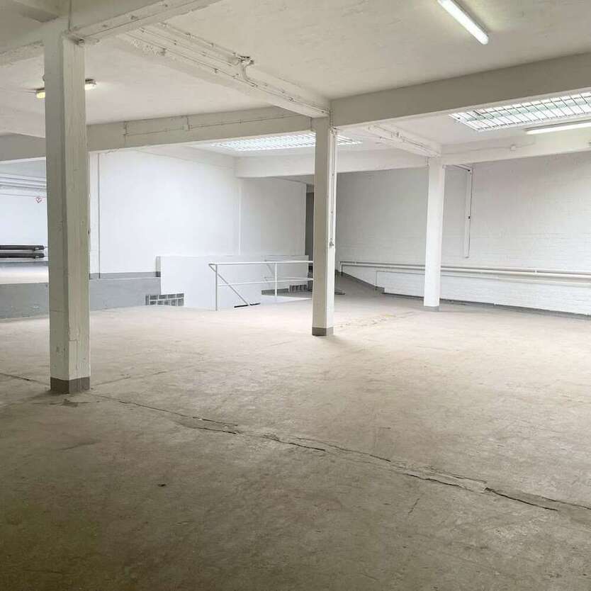 Halle in Düsseldorf 2.400 € 340 m²