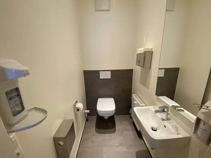 Moderne und großzügige Praxisräumlichkeiten auf zwei Etagen 9 zimmer