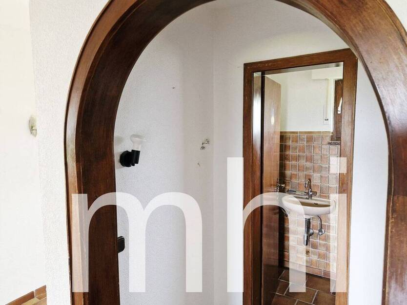 Much Hündekausen: Kleiner Bungalow mit 2 Garagen für die kleine Familie.