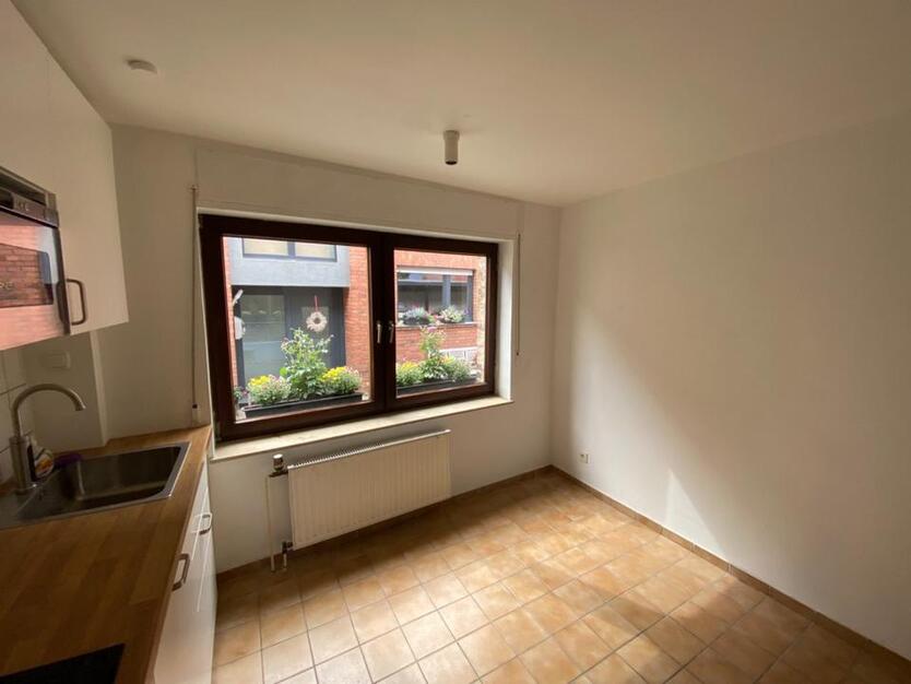 Haus mit großer Dachterrasse, Garten und Garagen in der Altstadt
