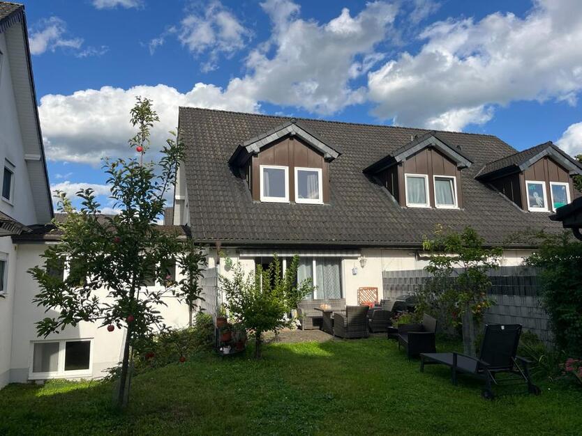 **Großzügiges Reihenhaus mit Garten und Garage in ruhiger Lage von Leverkusen Steinbüchel**