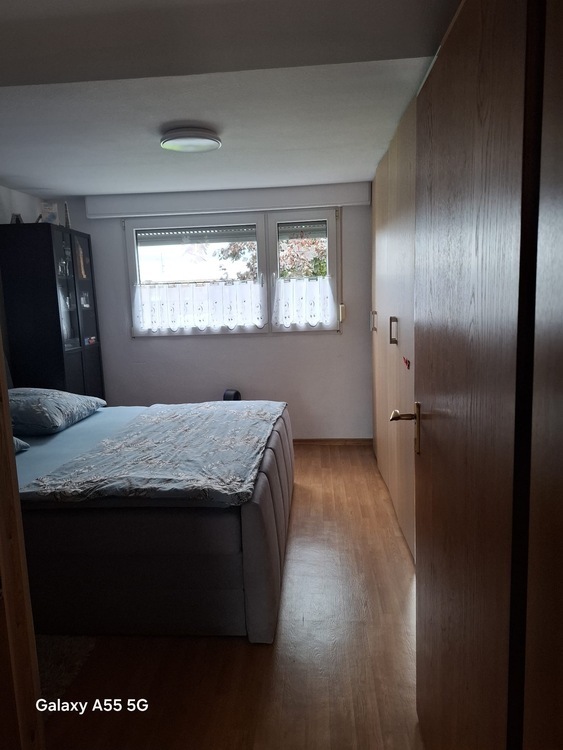 sehr großzügige 4-Zimmerwohnung in Dreifamilienhaus in Zons