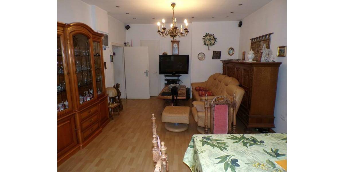 geräumiges Einfamilienhaus mit Anbau, Nebengebäude incl. Garagen, Vorhof und Innenhof 8 zimmer